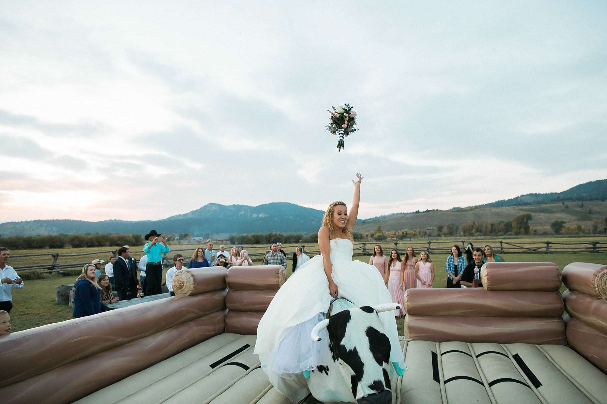 wyoming wedding, bouquet toss