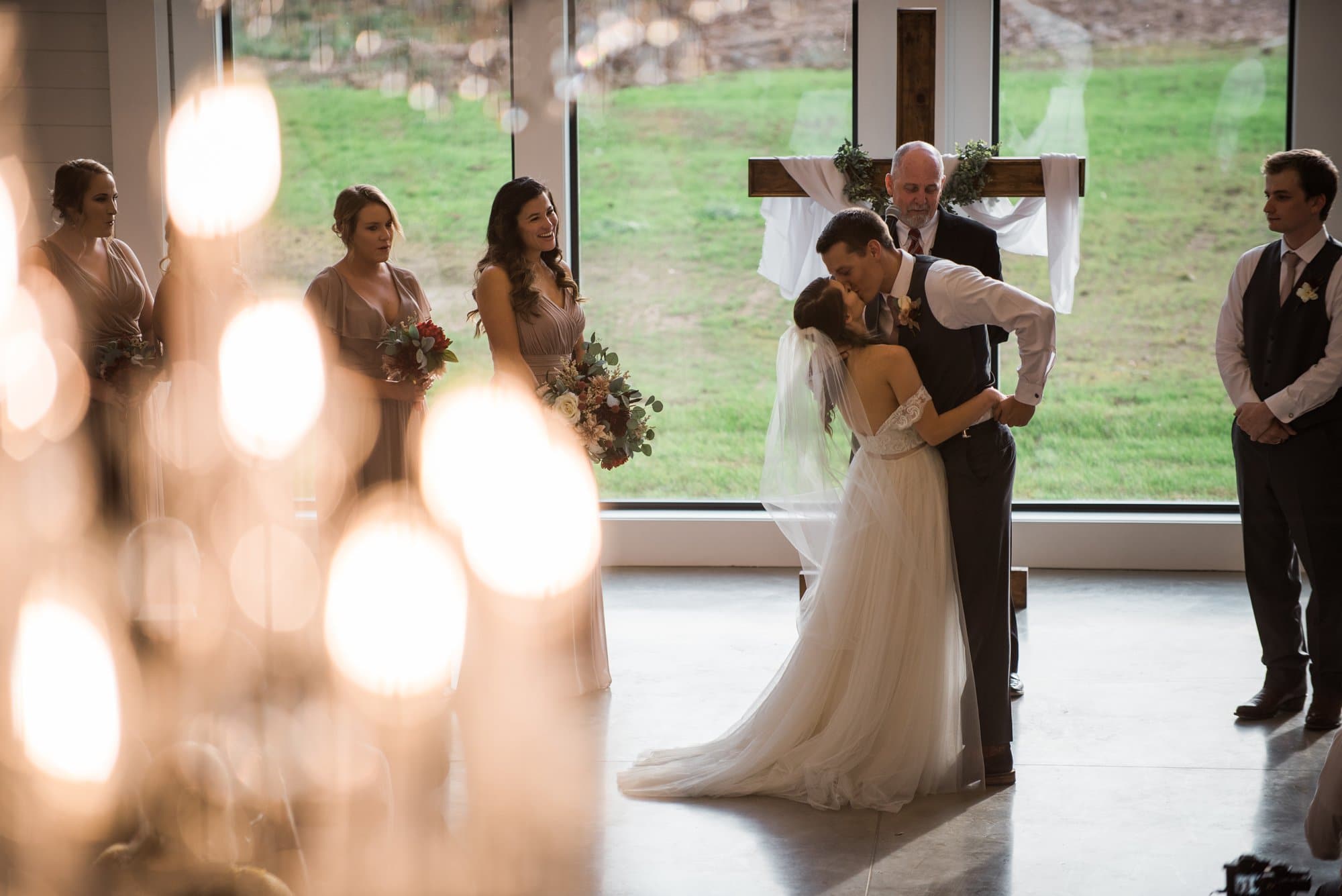 South dakota wedding, bride groom kissing