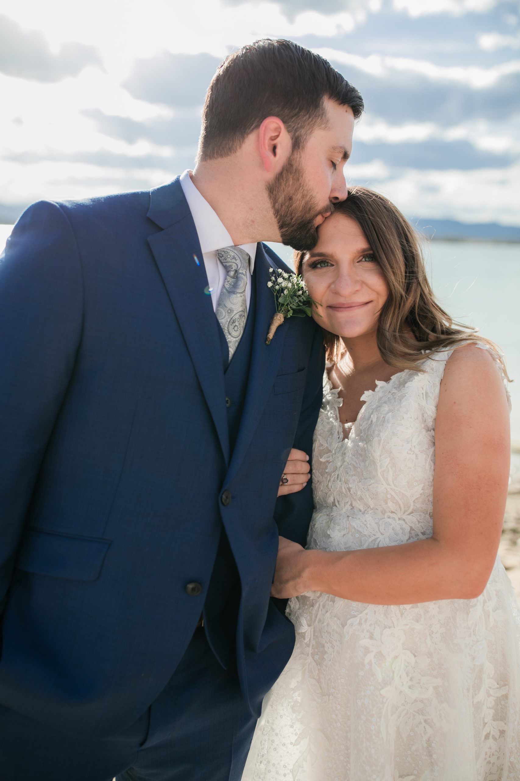 colorado bride and groom on lake