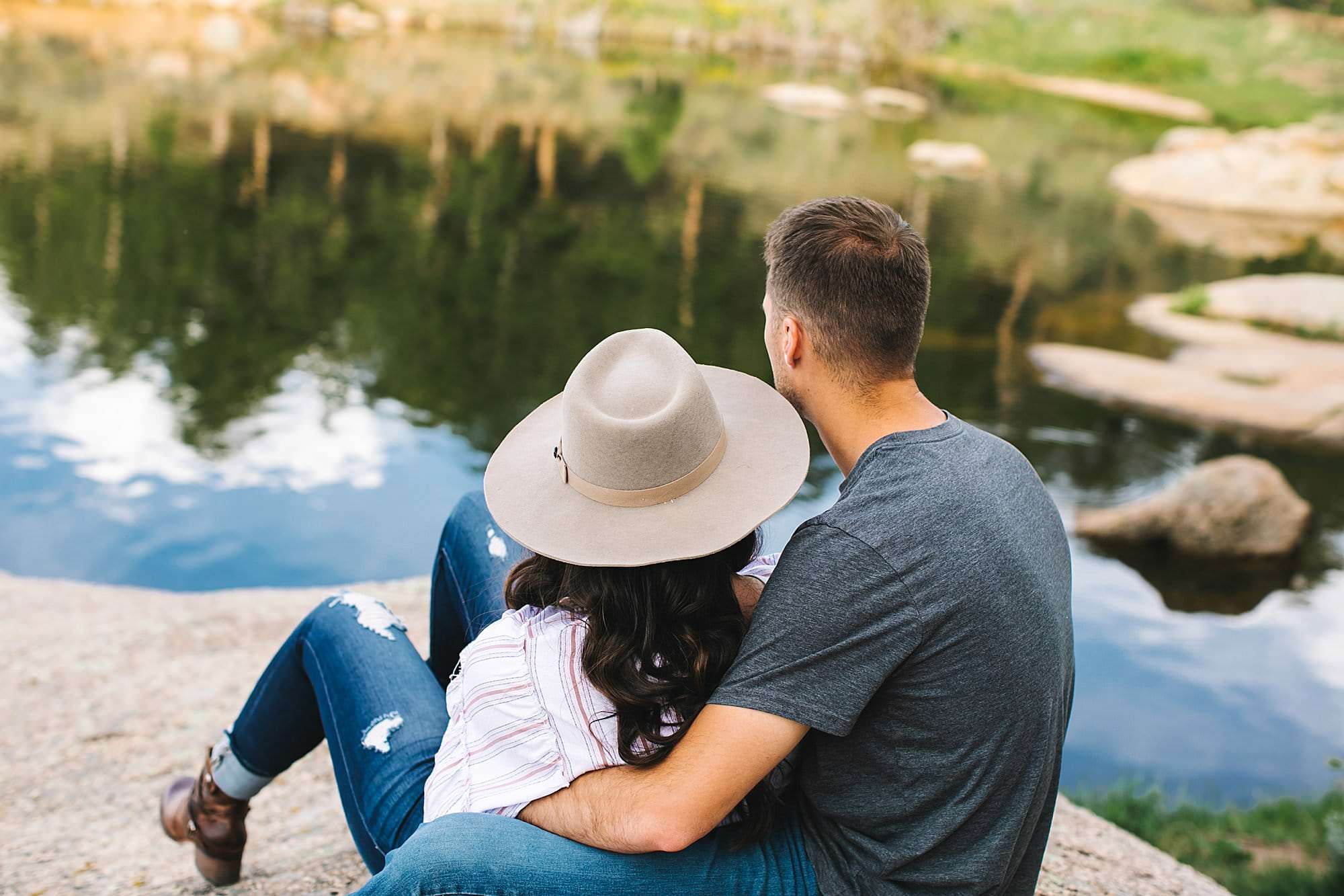 couple with hat looking at water