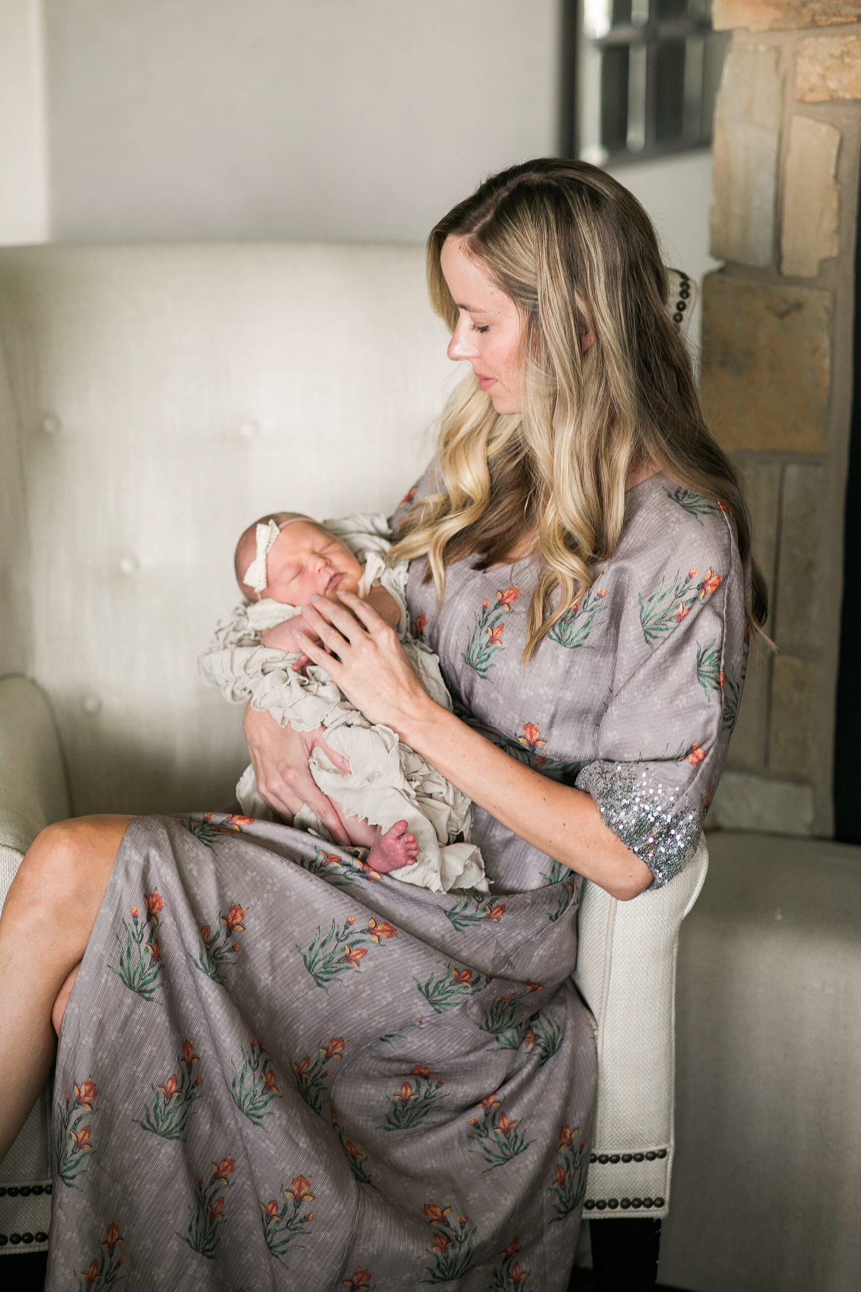 what moms should wear for newborn pictures